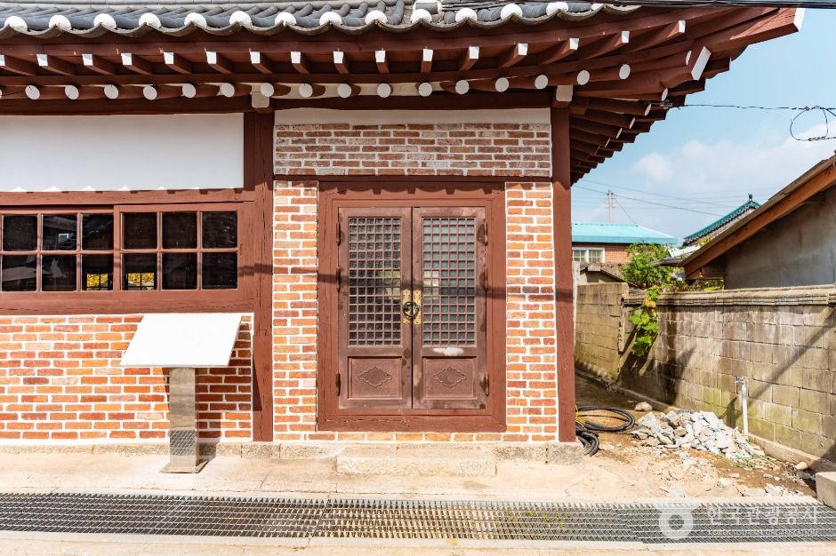 사진: 한국관광공사(공공누리 제1유형) 구 강경성결교회 예배당 모습 3