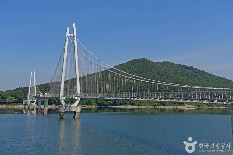 사진: 한국관광공사(공공누리 제3유형) 논산 탑정호 출렁다리 모습